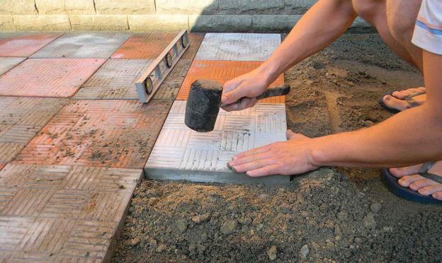 How to lay paving slabs with your own hands: methods and order of laying